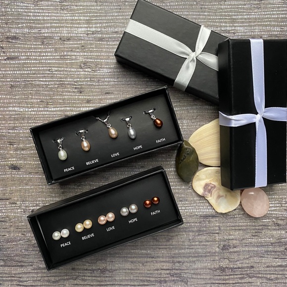Avon Freshwater Pearl Pendant Gift Set and Stud Set - Picture 2 of 5